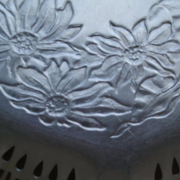 Vintage Farber & Shlevin Poinsettia Aluminum Serving Tray - Picture 13 of 16